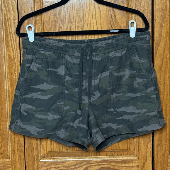 Athleta Farallon Short Camo Green Size 14 EUC - Picture 3 of 6